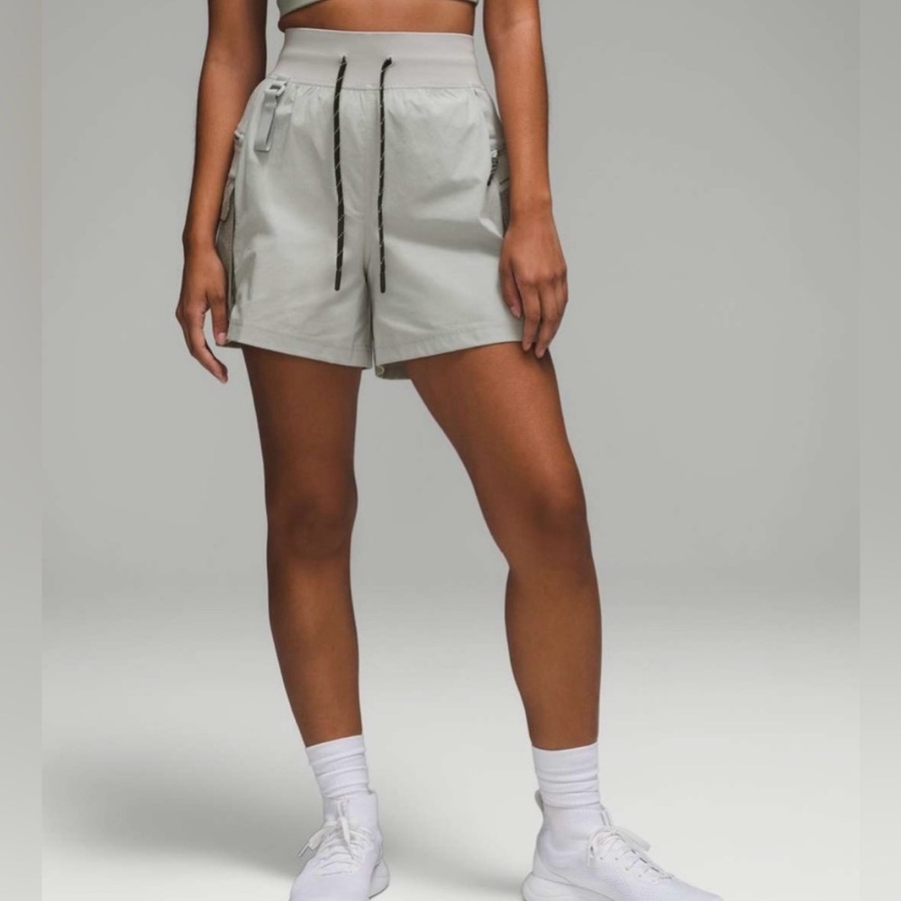 Lululemon Multi-Pocket Cargo High-Rise Hiking Short
5" - Size 6 - Seal grey